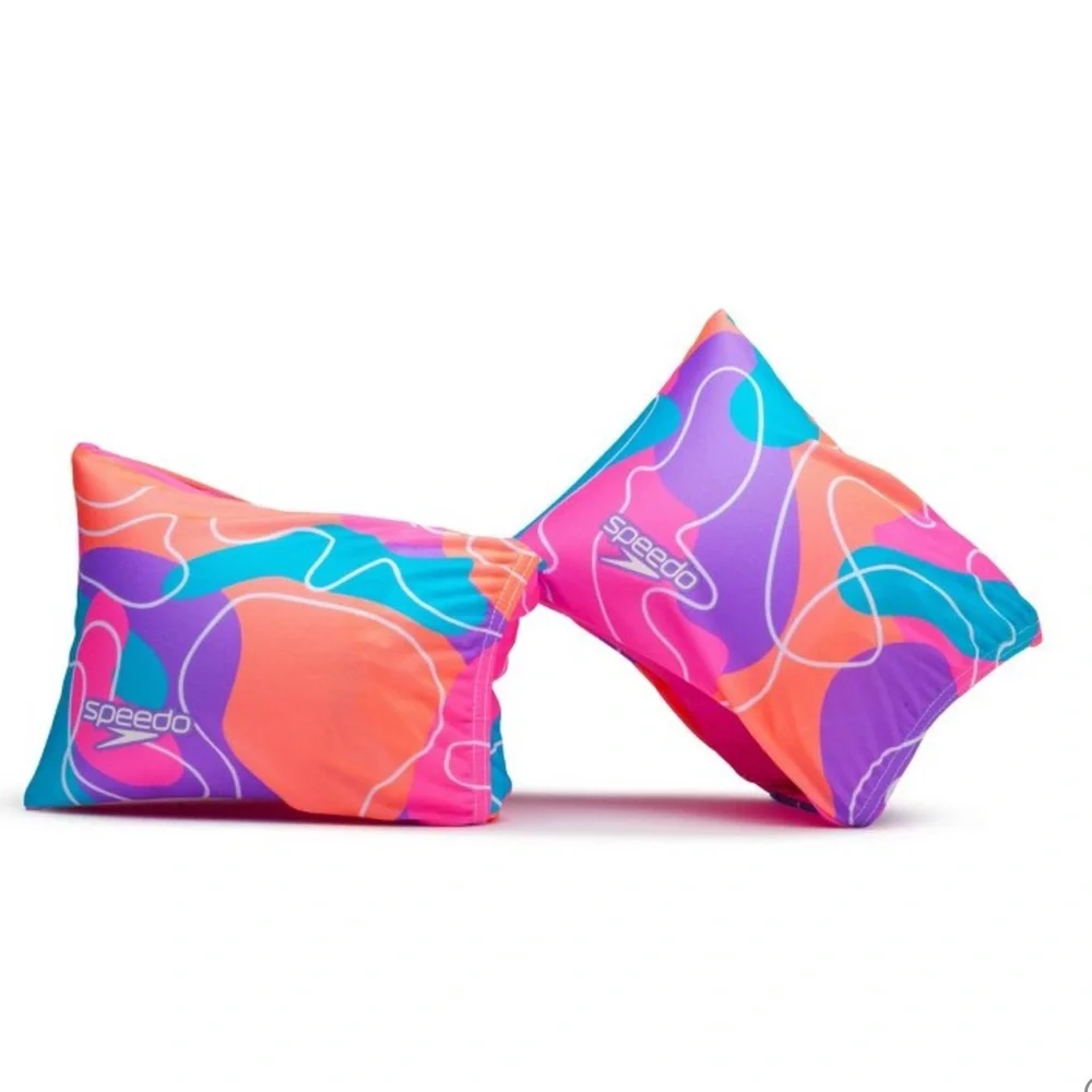 Inflatable fabric cuffs for children from the Speedo brand.
